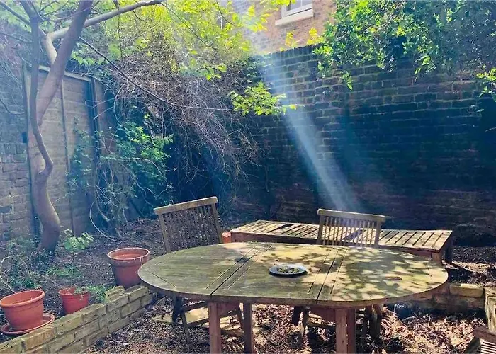 Beautiful 2 Bed/ 2 Bath Notting Hill Garden Flat
