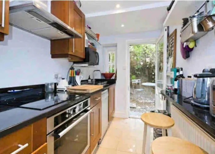 Beautiful 2 Bed/ 2 Bath Notting Hill Garden Flat