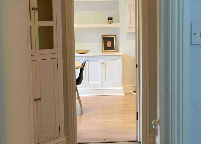 Beautiful 2 Bed/ 2 Bath Notting Hill Garden Flat